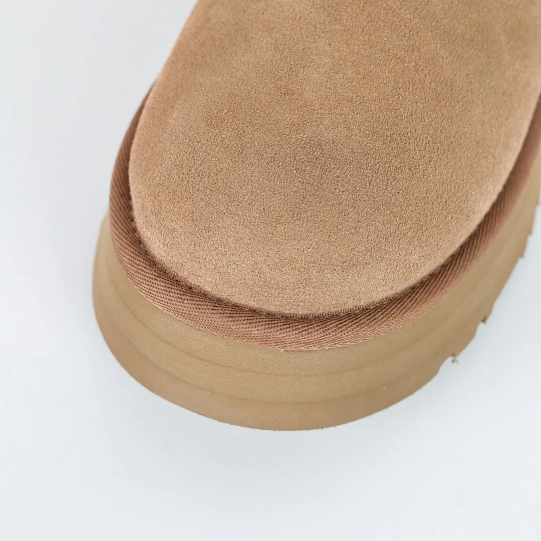 Pick up locally 💰560 Core recommended good price It is a very suitable choice for home furnishings. In the new year, uug launched a series of styles, which are partial to the preferences of young consumers and have also moved to the forefront of fashion trends. Shoe body material: water-repellent coated suede upper, 17 mm UGGPURE™ implantable wool insole, lightweight non-slip and comfortable rubber outsole, with brand LOGO and trademark, with full packaging Size: 35 36 37 38 39 40